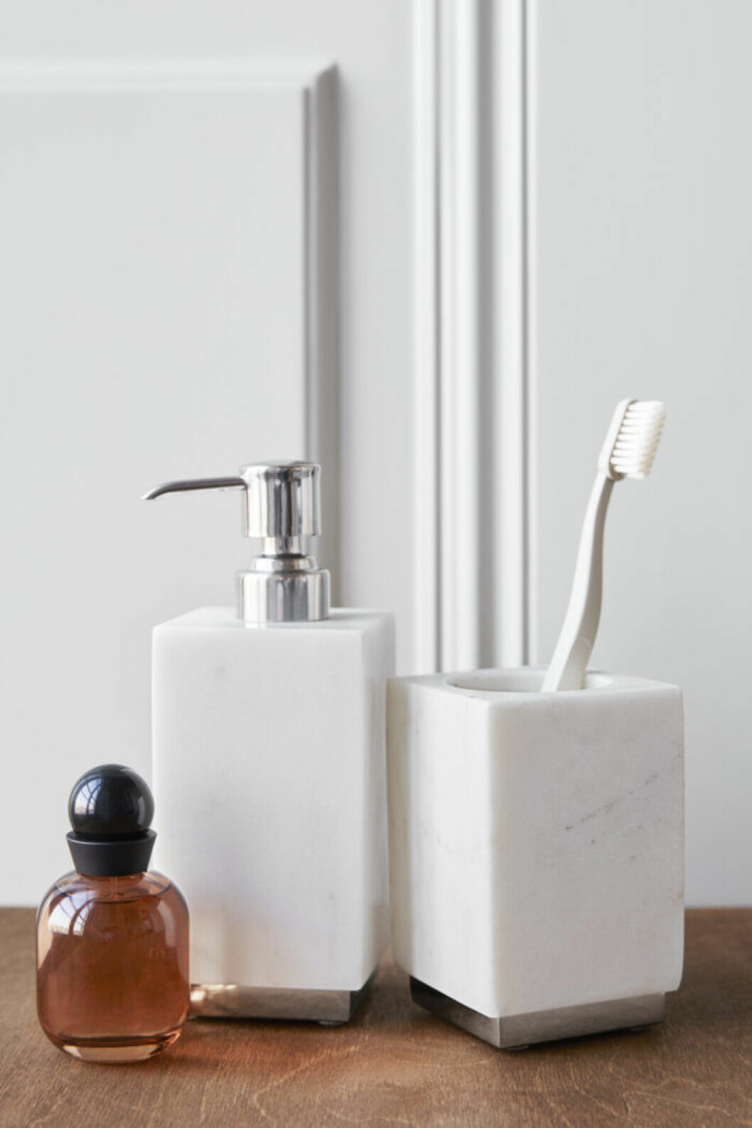 Foto: H&M home Vitt, svart och krom är snyggt till brunt vintage-trä