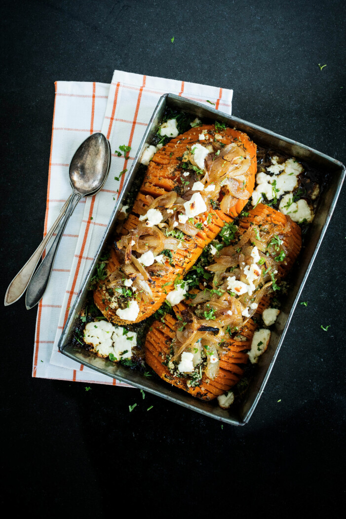 Snygg och läcker vegetarisk bjudmat! Gott med en bit bröd till. Bakad pumpa med fetaost och lök
