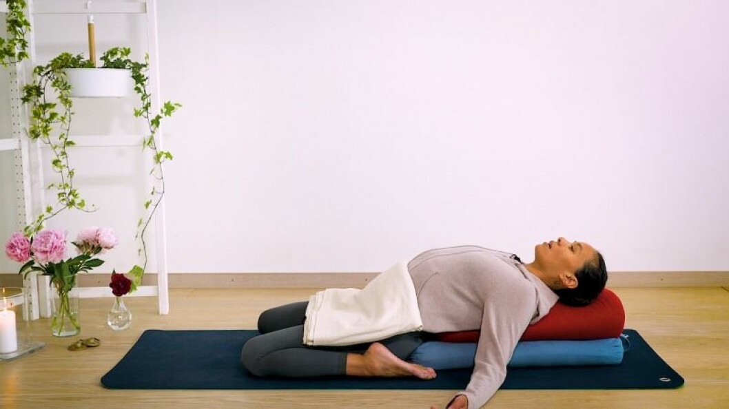 Johanna Ljunggren gör yogapositionen bakåtböj med stöd