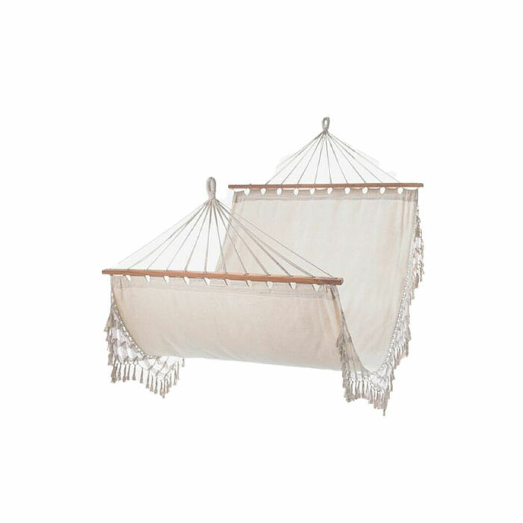 Hängmatta, Sven, 499 kr. <a href="http://www.awin1.com/cread.php?awinaffid=439045&awinmid=8905&clickref=billiga-balkongmobler&p=https%3A%2F%2Fwww.ellos.se%2Fellos-home%2Fhangmatta-sven%2F1503154-01" target="_blank" rel="noopener">Här kan du köpa den</a>. budgetmöbler till balkongen hängmatta