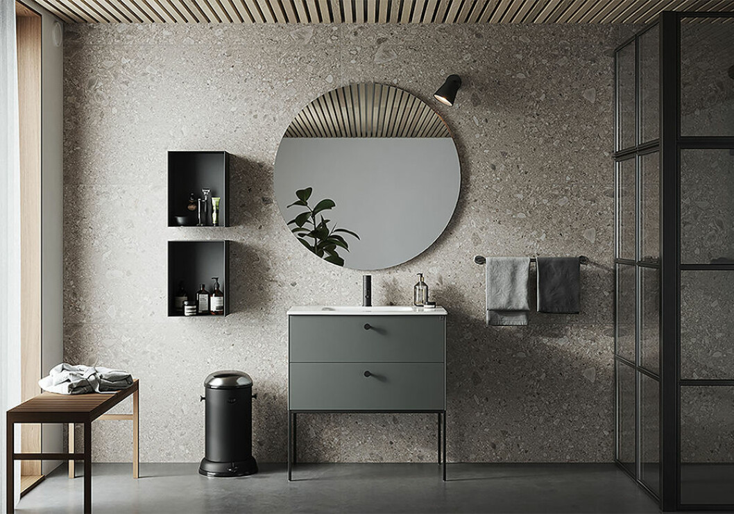 Svarta detaljer ger en modern touch. Foto: Ballingslöv Svart och grönt badrum – trendigt hos Ballingslöv
