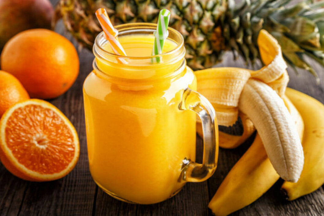 Bål med banan, apelsin och ananas.