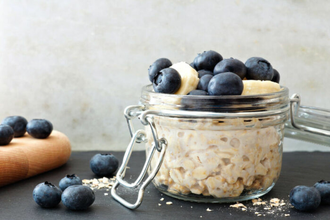 Overnight oats med banan och blåbär.