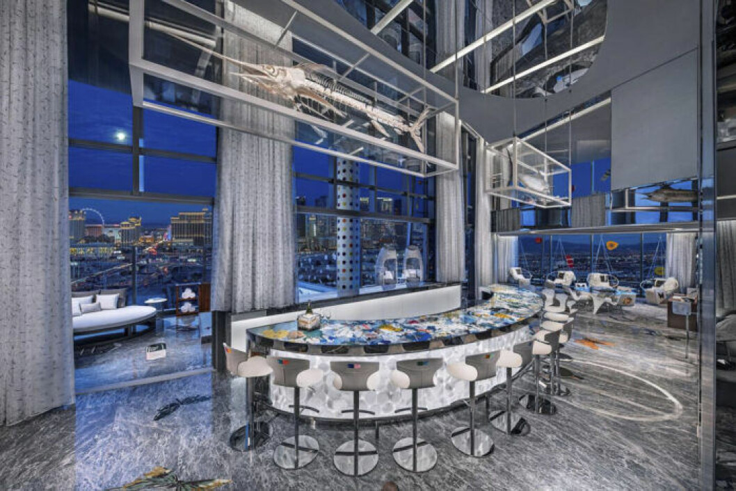 Bardisken med läkemedelsavfall och svärdfiskar hängandes över. Foto: Palms Casino Resort Lyxig bardisk med utsikt över Las Vegas.