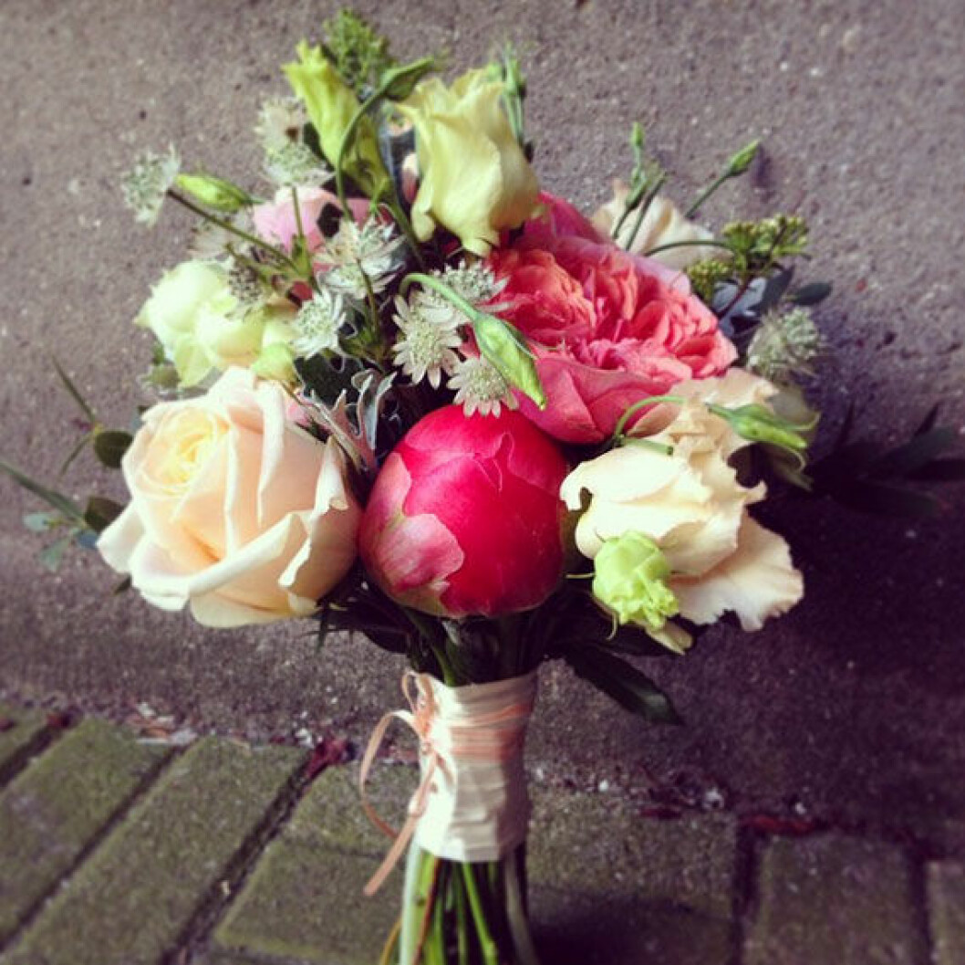 bara-blommor-pion-bukett-brollop