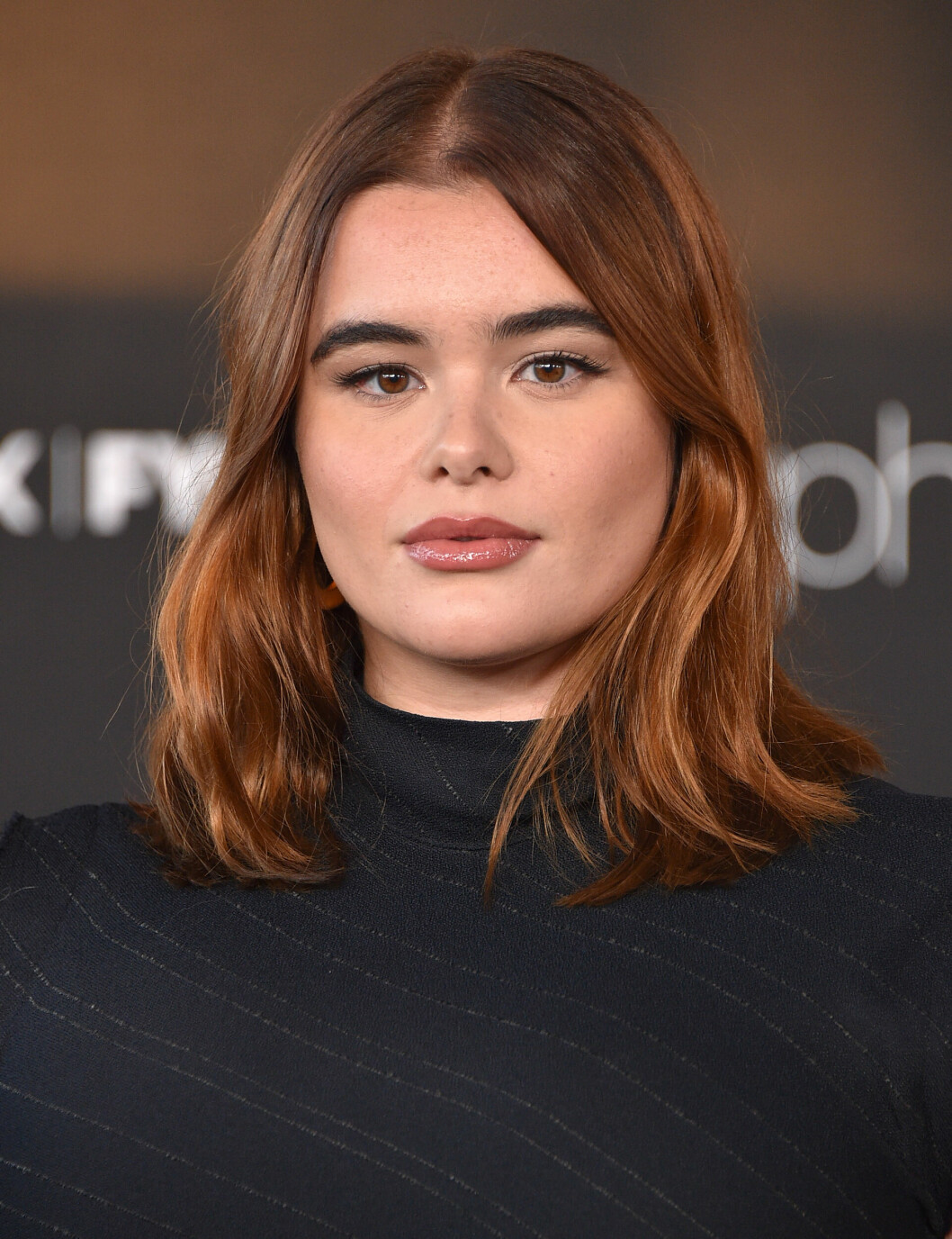 Barbie Ferreira i sitt kopparröda hårsvall. hårtrend 2022: koppar