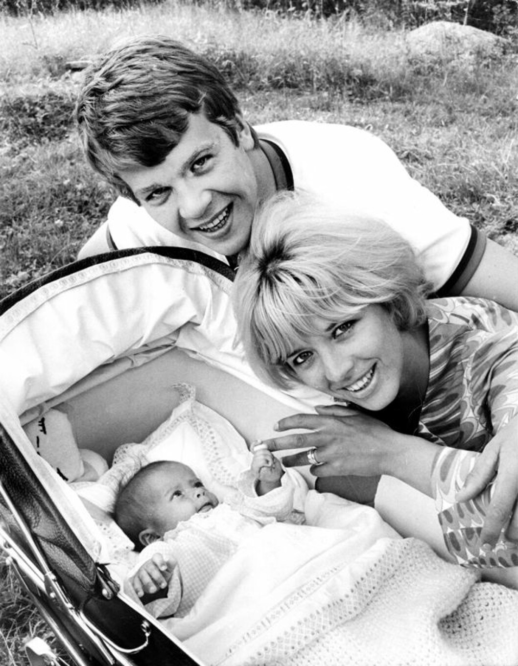 Barbro ”Lill-Babs” Svensson tillsammans med Lasse Berghagen och en nyfödd Malin Berghagen 1966. Bild: IBL Bildbyrå Lasse Berghagen, Barbro