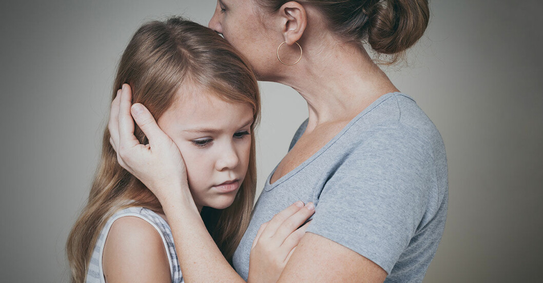 Mamma tröstar orolig dotter