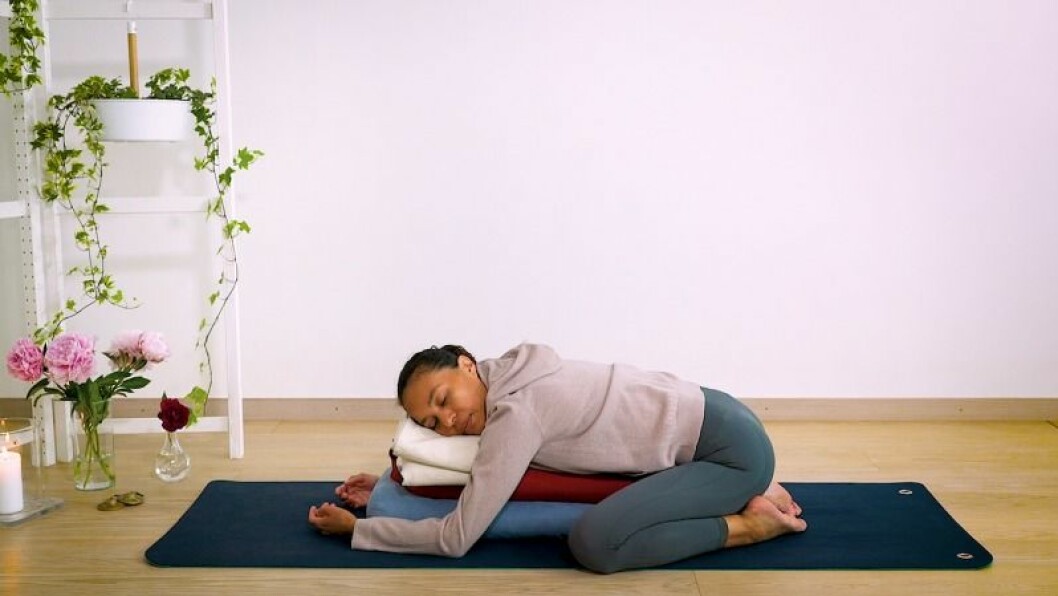 Johanna Ljunggren gör yogapositionen barnet med stöd