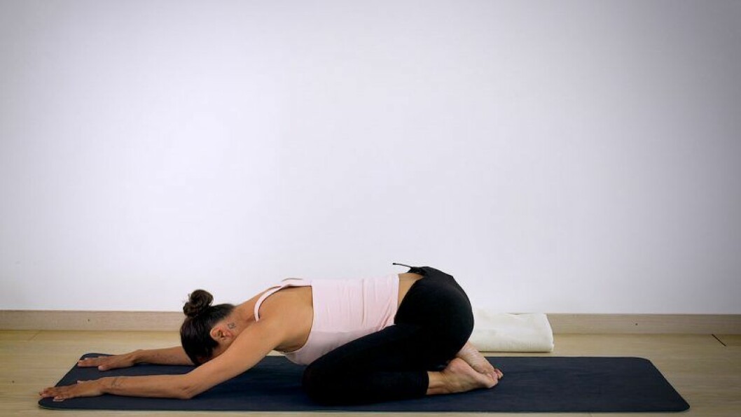 Johanna Ljunggren gör yogapositionen Barnet
