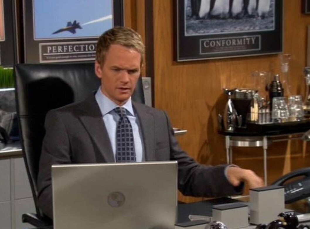 Barney i How I Met Your Mother är van att arbeta mycket, men ingen vet vad han egentligen gör... Barney i How i Met your mother