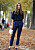 Giorgia Tordini är fin i klassisk finstickad mörkblå tröja.