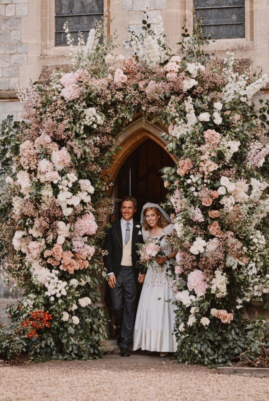 Utanför kapellet väntade en vacker port på paret, av blommor i rosa toner. Prinsessan Beatrixe och Edoardo Mapelli Mozzi gifter sig i Windsor