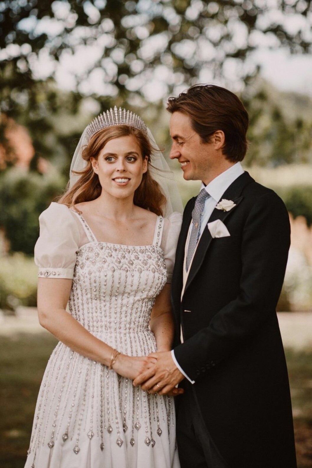 Tiaran som prinsessan Beatrice bar är tillverkad av ett diamanthalsband år 1919. Prinsessan Beatrixe och Edoardo Mapelli Mozzi gifter sig i Windsor