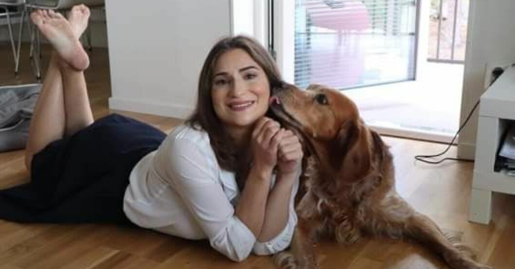 Beatrice Racutanu med sin hund Enzo. Beatrice med hund