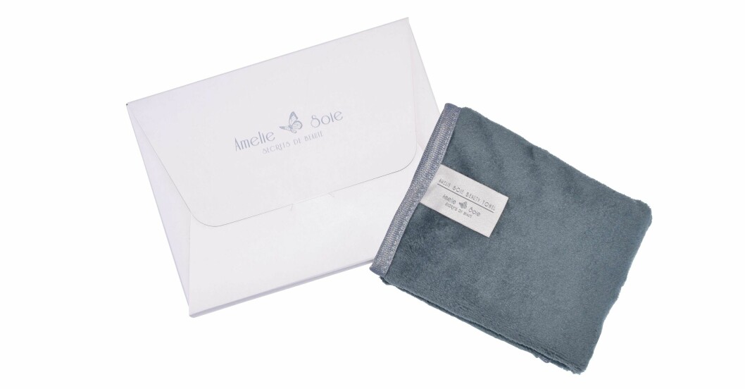 Beauty Towel, ca 295 kr, Amelie Soie. <a target="_blank" rel="nofollow" href="https://ion.lyko.com/t/t?a=1117786221&as=1218462148&t=2&tk=1&url=https://lyko.com/sv/amelie-soie-secrets-de-beaute/amelie-soie-beautytowel&epi=FE-bty—packasmart-ameliesoie-handduk-">Klicka på bilden för att komma direkt till den</a>. Beauty Towel, ca 295 kr, Amelie Soie.
