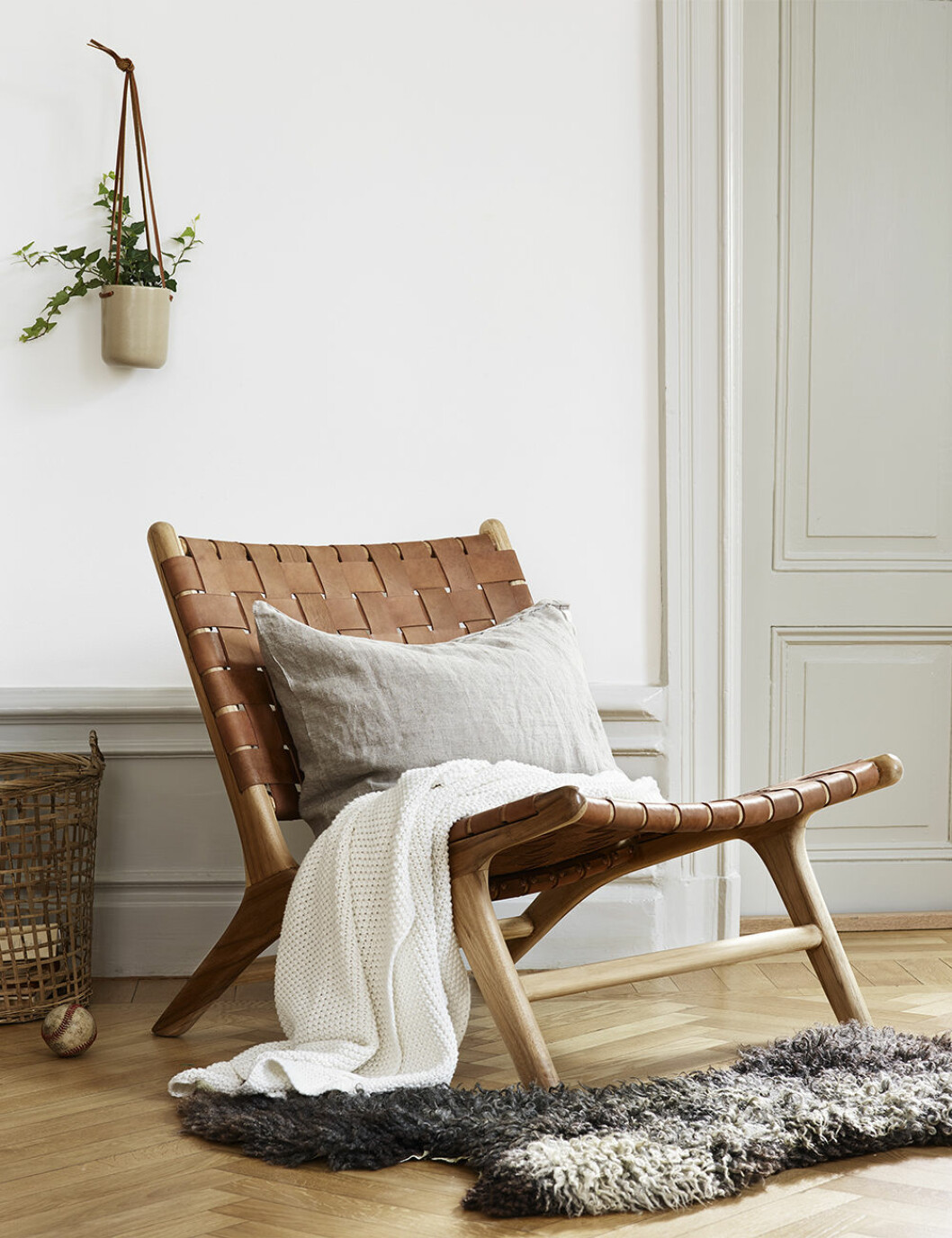 Vägg målad i <em>Kokos 502</em>, snickerier i <em>Vinternatt 507</em>. Foto: Beckers Vägg målad i Kokos 502, snickerier i Vinternatt 507 från Beckers