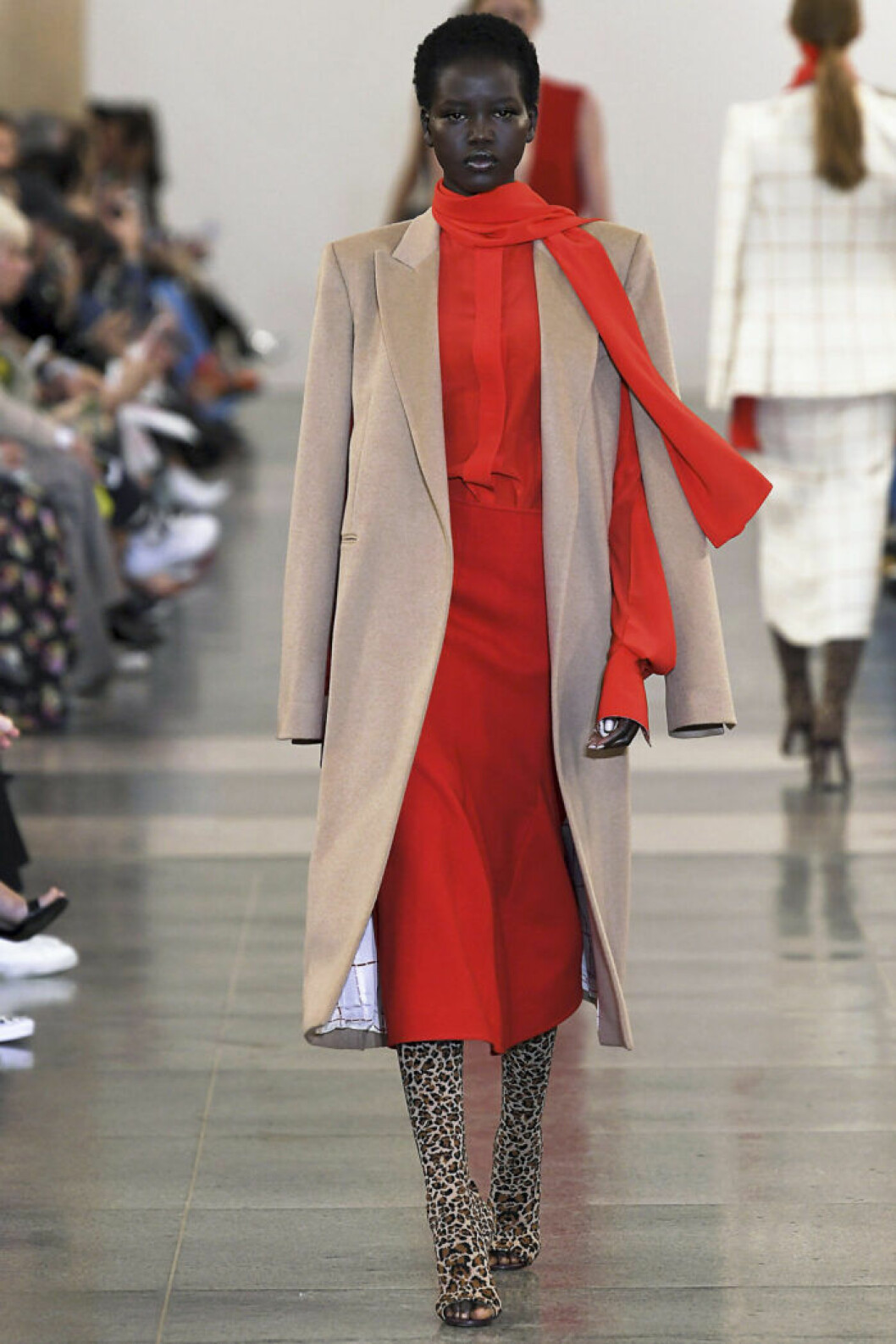 Victoria Beckham AW19. Modell på catwalk
