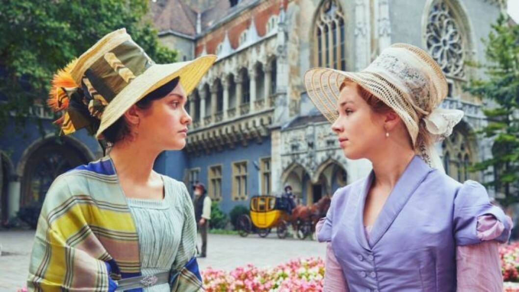 Rebecka ”Becky” Sharp (Olivia Cooke) och Amelia ”Emmy” Sedley (Claudia Jessie). Bec