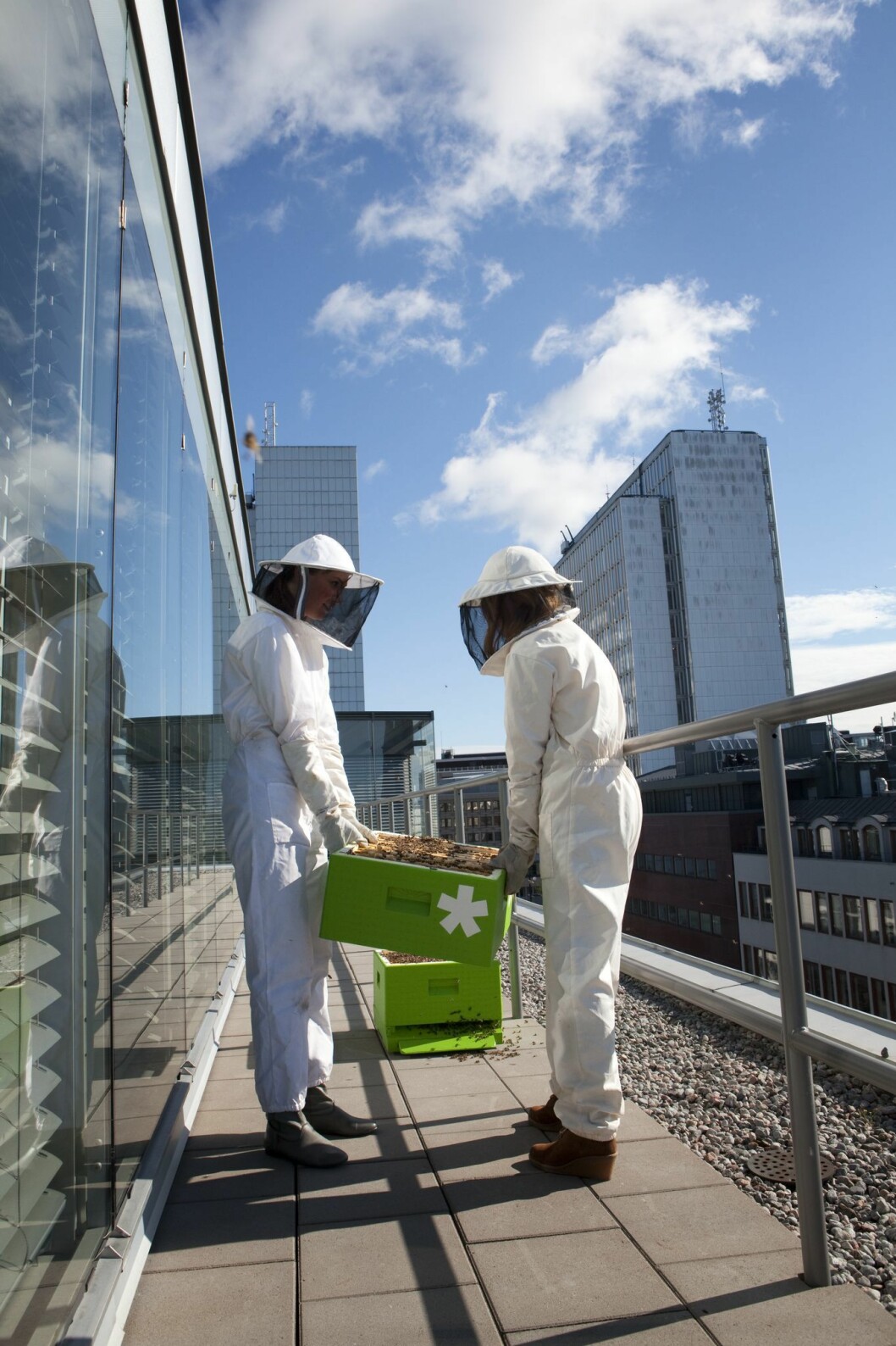 Karolina Lisslö & Josefina Oddsberg är biodlare och grundarna av Bee Urban. Dom hoppas kunna sprida kunskap om binas betydelse för människan. 