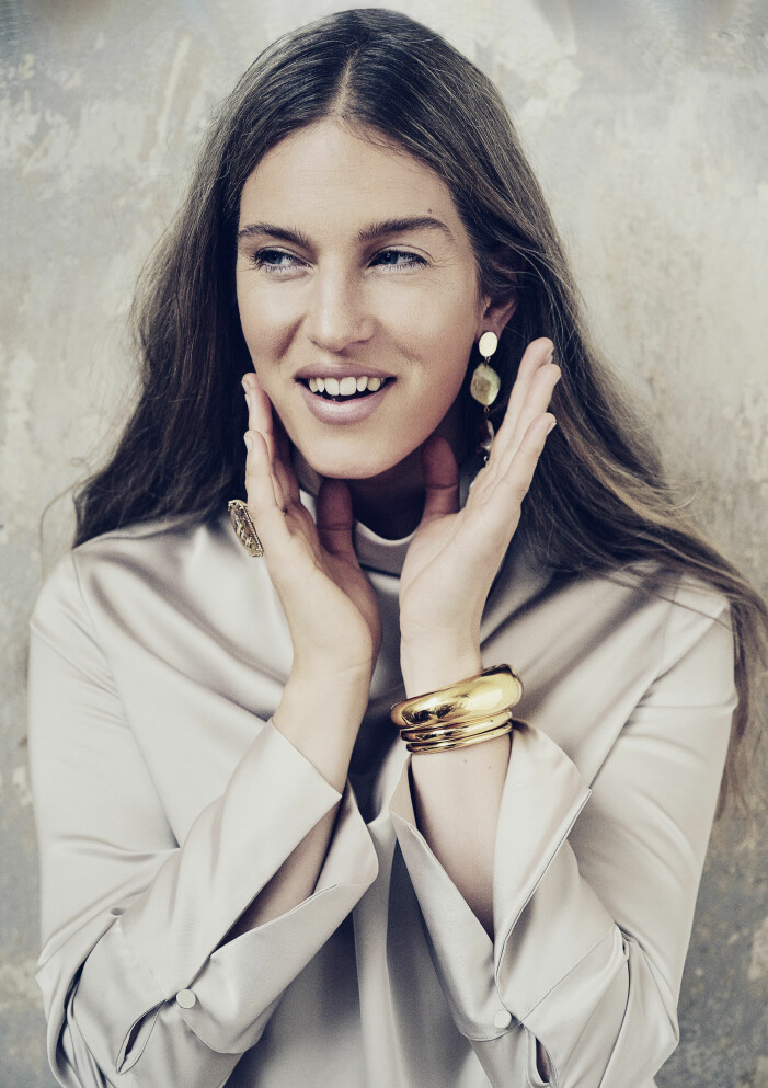 Blus i polyester, XS–L, 599 kr, Marqet. Örhängen i metall/snäckskal, 129 kr, Glitter. Armband i guldpläterad mässing, 2 500–5 590 kr, Sophie By Sophie. Ringi rutillkvarts/briljantslipade diamanter/guld, 32 900 kr, LWL Jewelry. Beige blus från Marquet och guldsmycken och armband från Sophie by Sophie