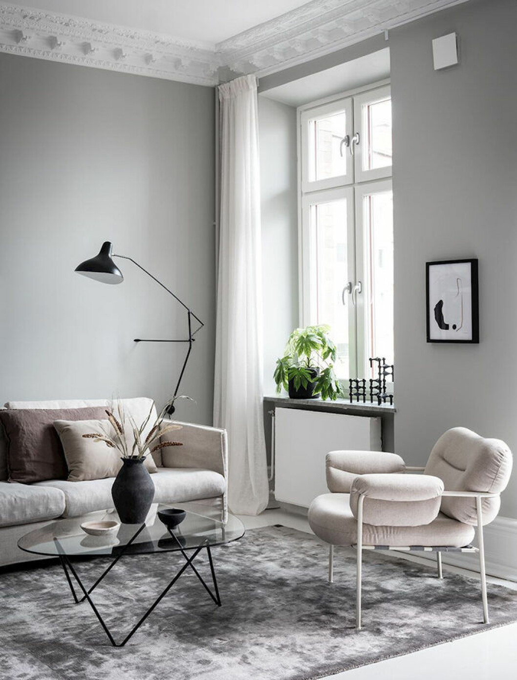 Foto: Alen Cordic Styling: Nouvel för Bjurfors/mäklare: Ida Almgren Greige är en fin färg för ljus inredning i hemmet