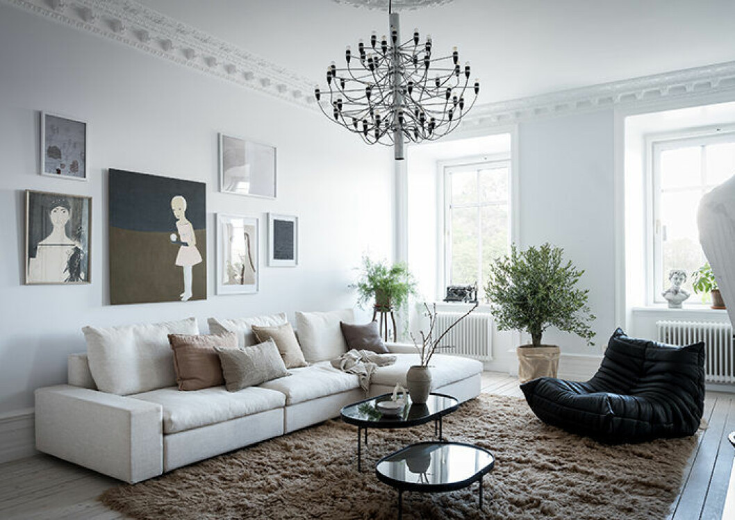Foto: Alen Cordic Styling: Nouvel Interior för Bjurfors/mäklare: Ida Almgren Ljust vardagsrum med snygg inredning och beige nyanser