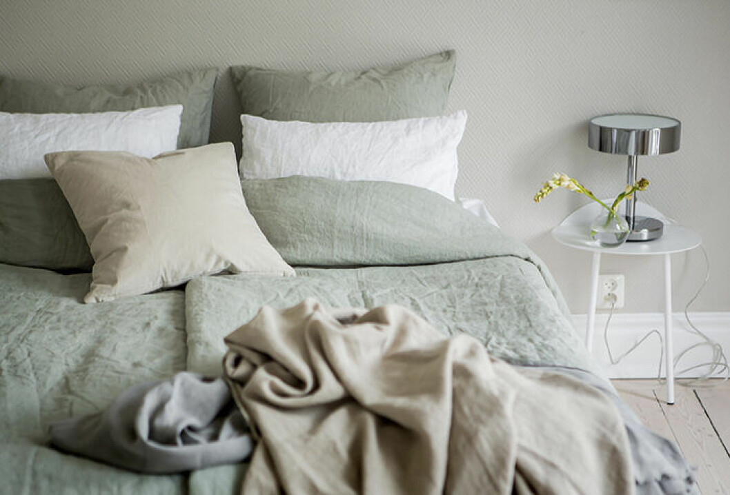 Foto: Cim Ek Styling: Sarah Widman för Alvhem/mäklare: Sofia Vansvik Beige och ljusgröna lakan i fin bäddning