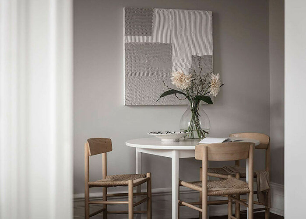 Foto: Anders Bergstedt Styling: Greydeco för Alvhem/mäklare: Andreas Lundberg Beige väggar och stolar i naturlig träfärg med tavla i beige och vitt