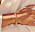 Stilrent och trendigt armband som passar med beige kläder.