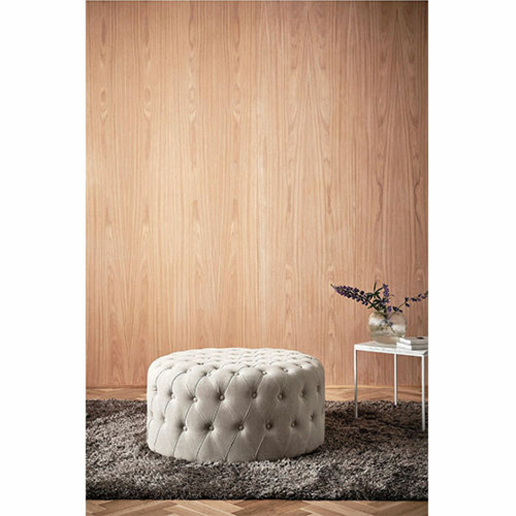 Extra sittplats i hemmet i form av en puff, 1 819 kronor. Beige sittpuff i sammet