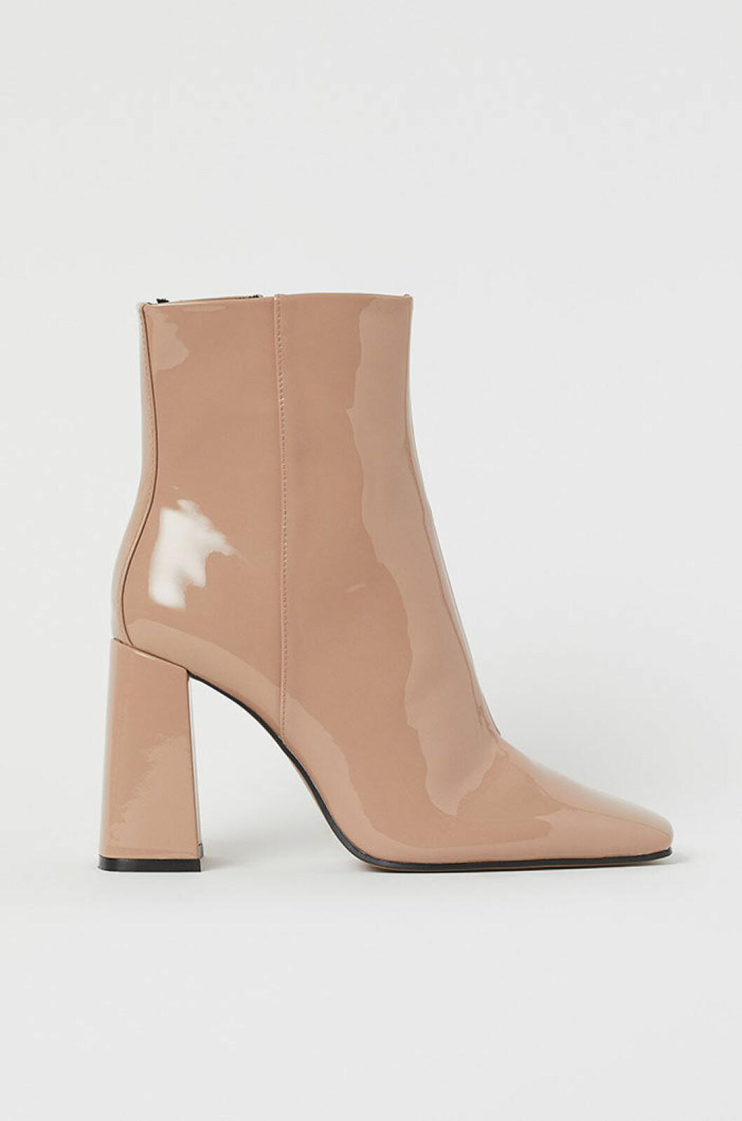 lackade-ljusa-stovletter-nly-trend