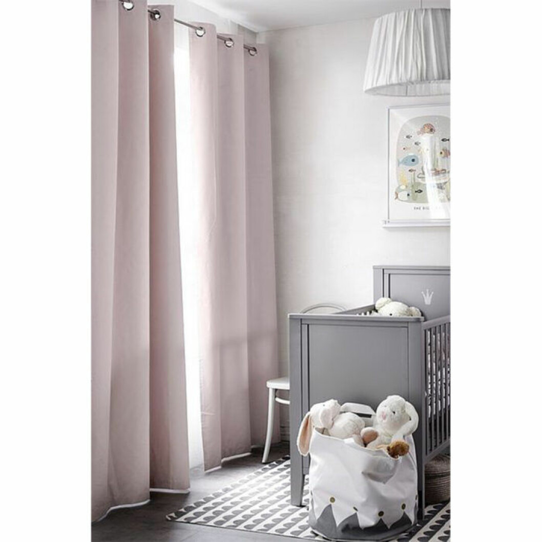 Rosa mörkläggningsgardin från Ellos Home, finns i flera färger. <a href="https://ellosse.sjv.io/c/2867640/1021212/13369?u=https%3A%2F%2Fwww.ellos.se%2Fellos-home%2Fmorklaggningsgardin-filippa-1-pack%2F1041100-05&subid1=gardiner&sharedid=femina" target="_blank" rel="nofollow">Här kan du läsa mer och köpa dem</a>. Rosa mörkläggningsgardin