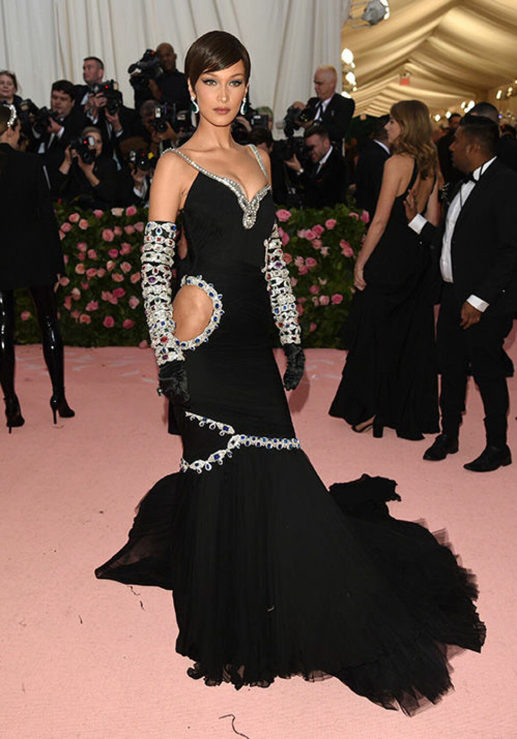 Modellen Bella Hadid. En bild på modellen Bella Hadid på Met-galan 2019.