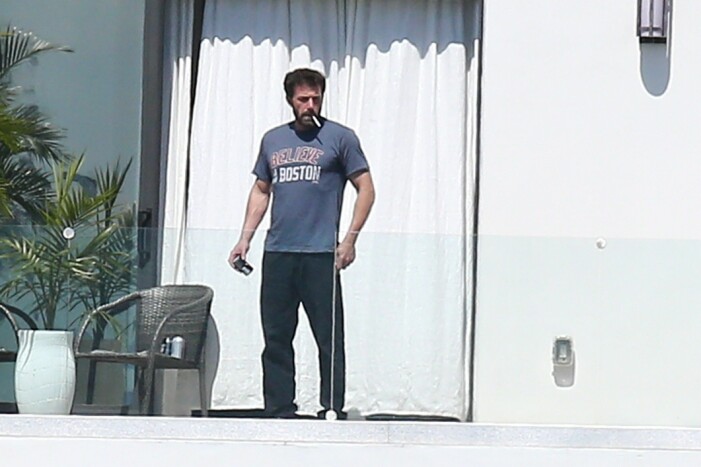 Ciggpaus för Ben Affleck medan Lopez har mama duties.