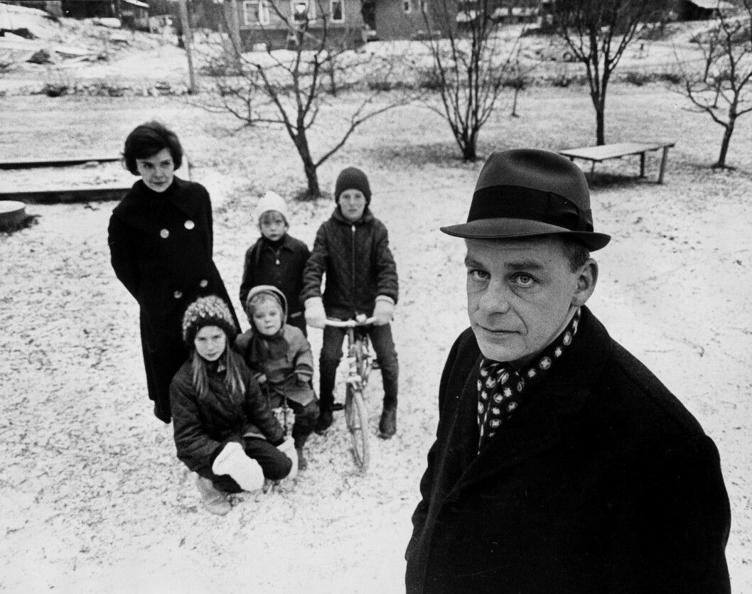 Bengt Öste med sin hustru och sina fyra barn. Året är 1964.