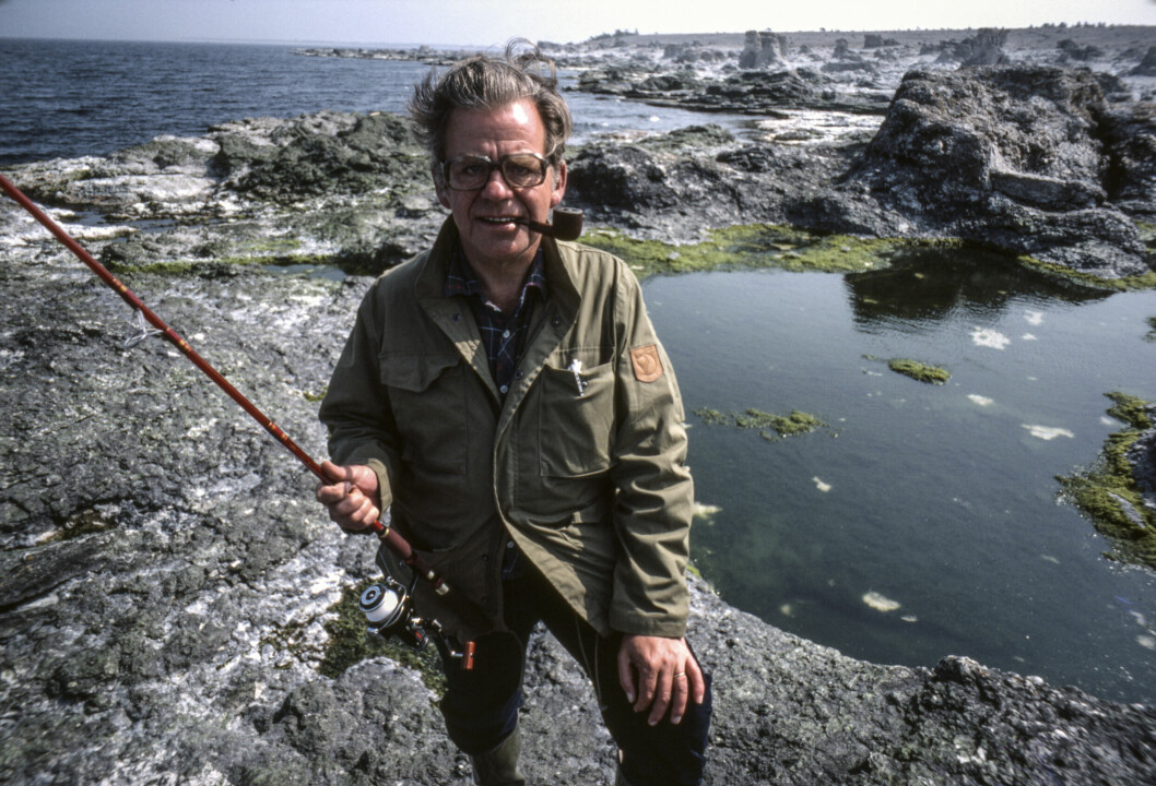 Bengt Öste, journalist och programledare för<span class=" italic" data-lab-italic_desktop="italic"> Rapport </span>och<span class=" italic" data-lab-italic_desktop="italic"> Visst nappar det</span>, med ett kastspö. Året är 1983.