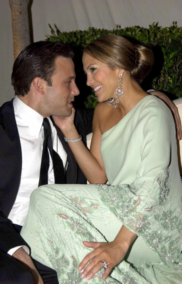 Ringen glimmar på Jennifers hand. J.Lo och Ben Affleck 2003