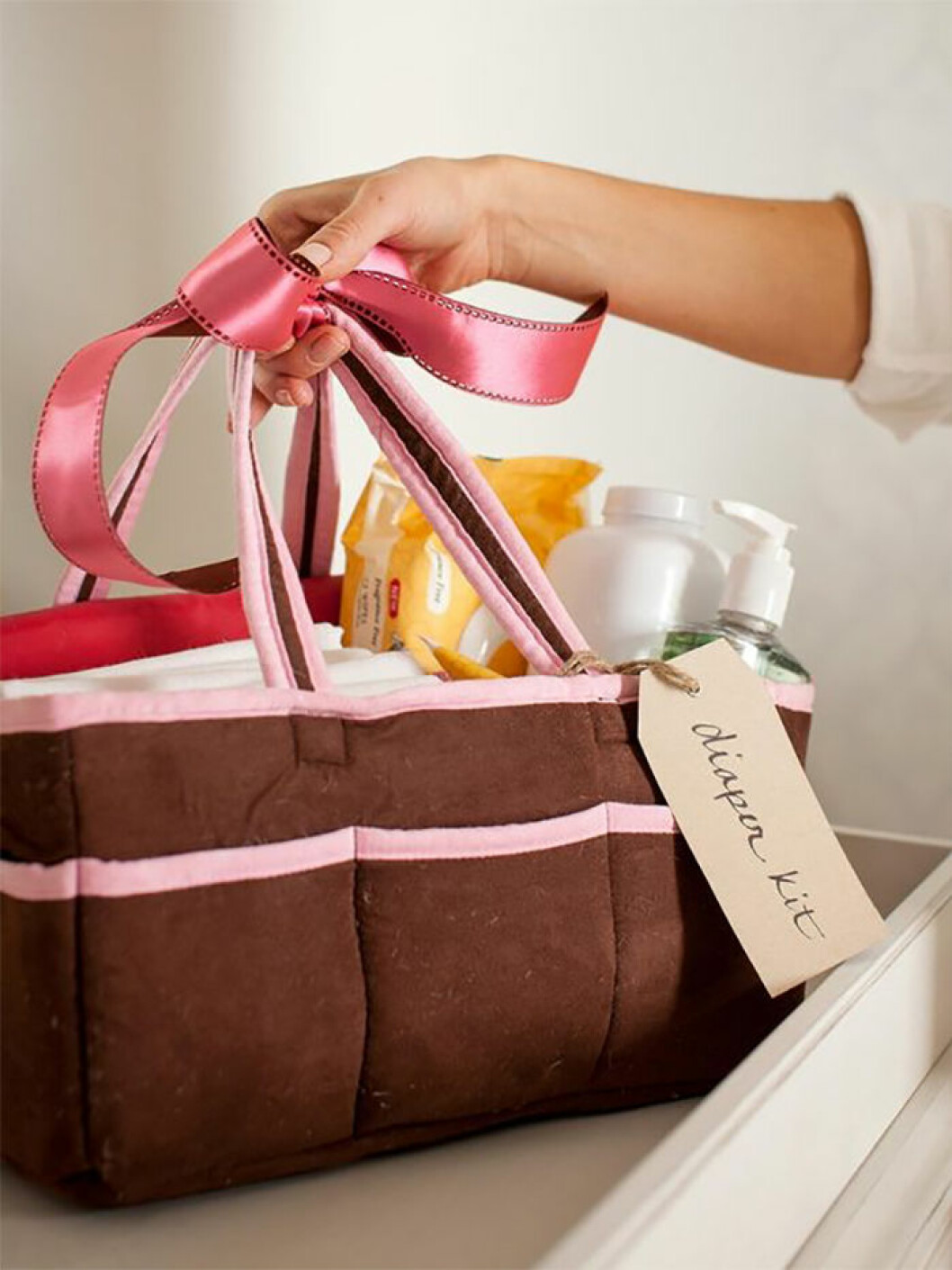 Via: <a href="http://www.diynetwork.com/how-to/make-and-decorate/crafts/baby-shower-gift-idea--create-a-diaper-changing-kit" target="_blank">diynetwork</a> Via: diynetwork