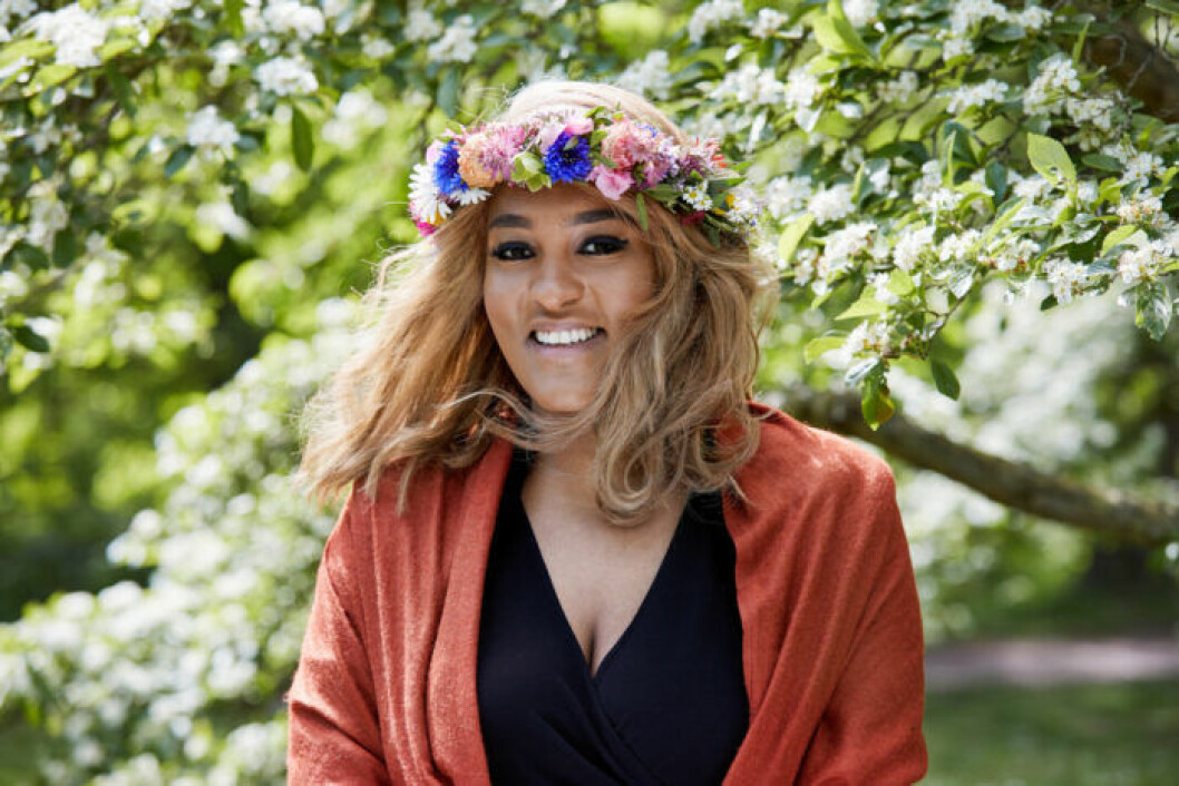 Betlehem Isaak är dotter till fängslade journalisten Dawit Isaak. Nu ska hon sommarprata. Betlehem Isaak ler och tittar in i kameran med blomsterkrans i håret