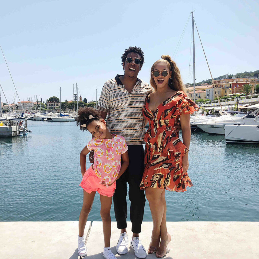 Beyoncé tillsammans med dottern Blue Ivy och maken Jay-Z sommaren 2018. Foto: IBL