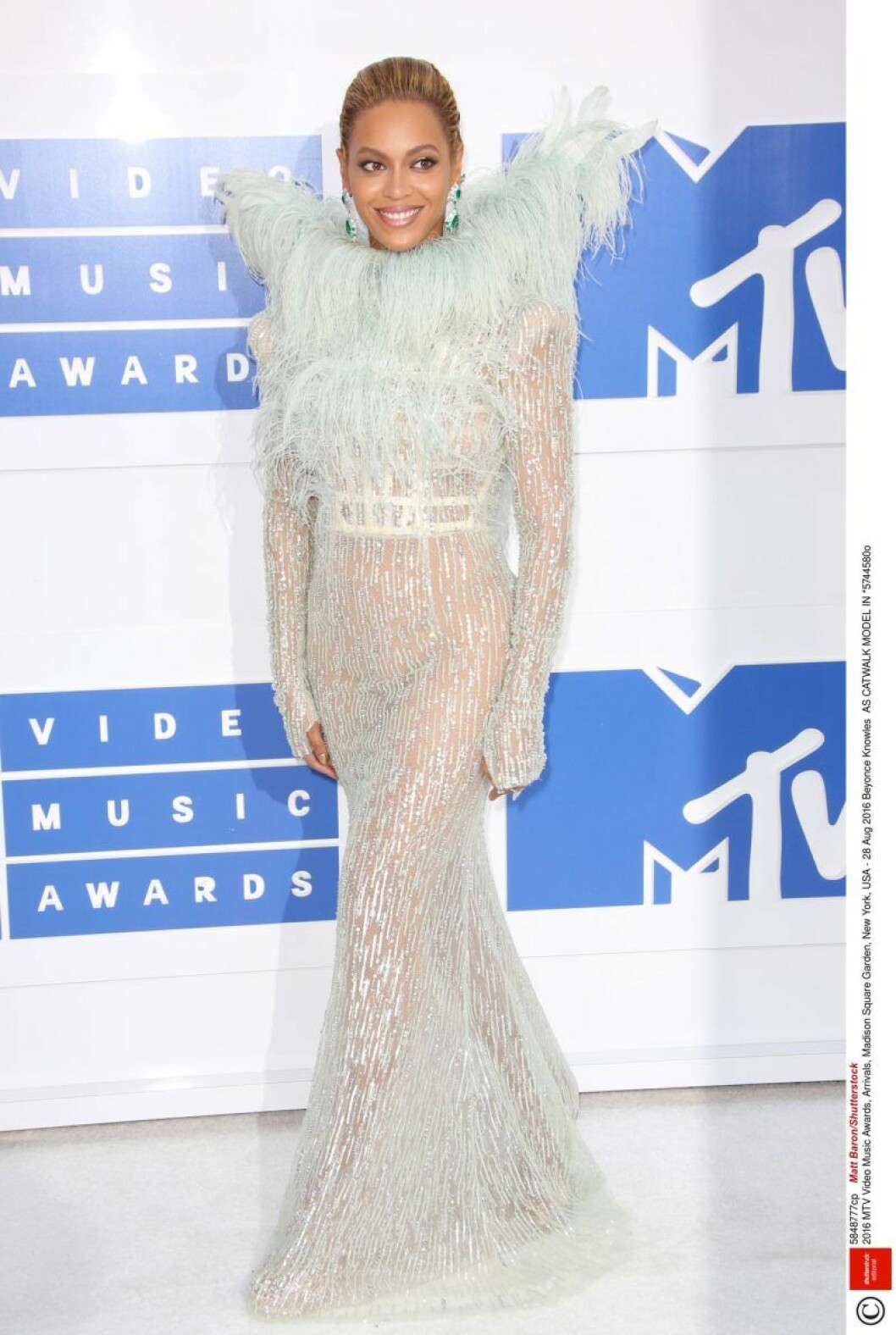 Året är 2016 och Beyoncé befinner sig på MTV Video Music Awards i New York iklädd en vacker långklänning signerad Francesco Scognamiglio. Beyonce i fjäderklänning på röda mattan