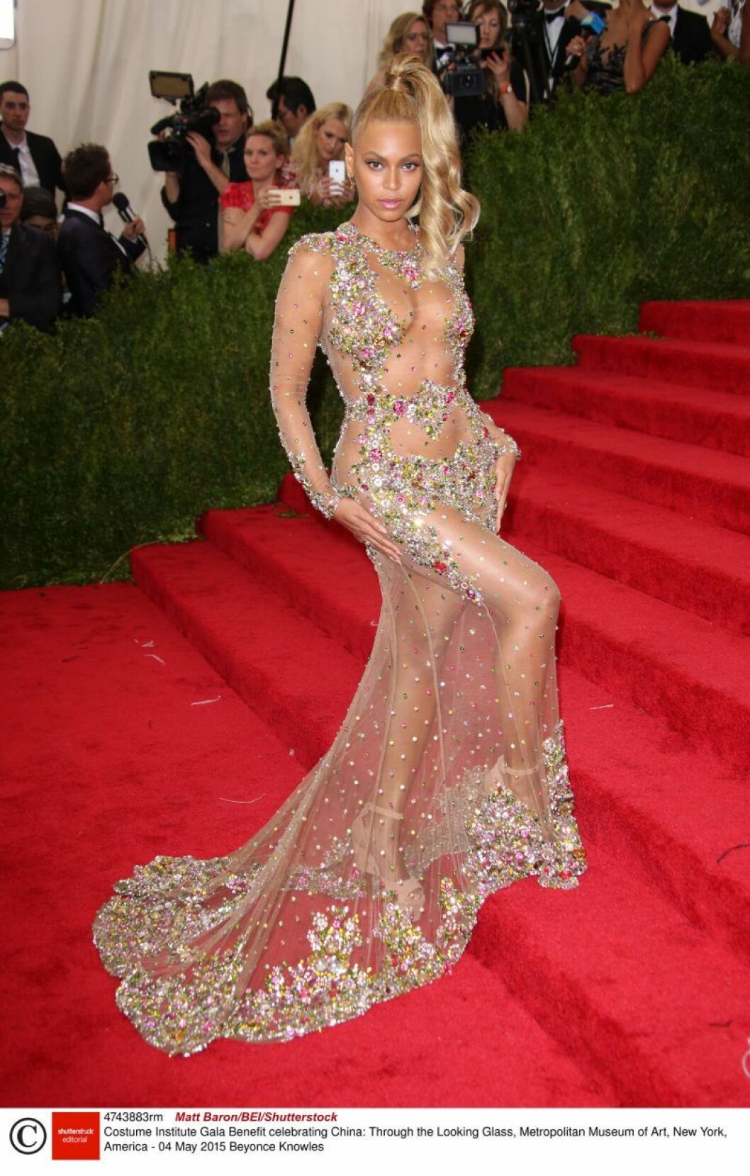 På Met-galan 2015 bar Beyoncé en av sina mest omtalade kreationer, en genomskinlig, pärlprydd klänning signerad Givenchy. Beyonce på Met-galans röda matta