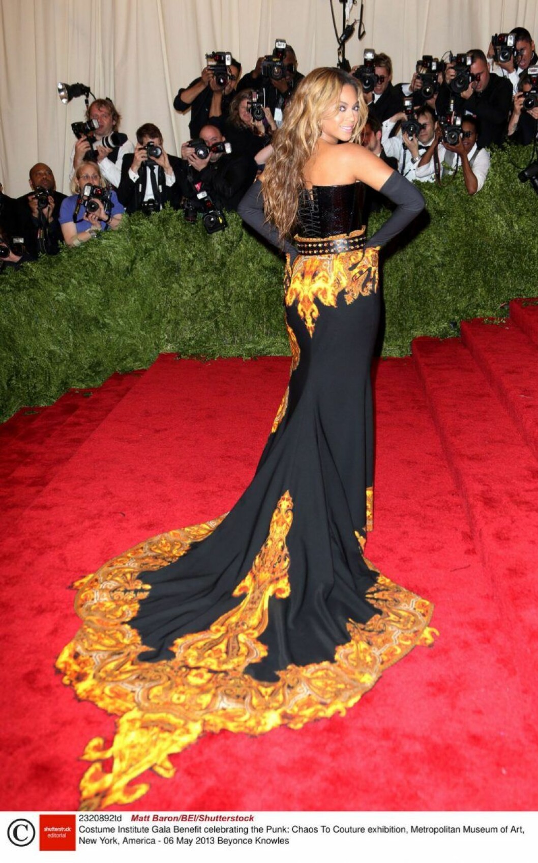 Dramatisk look med långt släp. Året är 2013 och Beyoncé befinner sig på Met-galan. Beyonce i svart klänning med långt släp