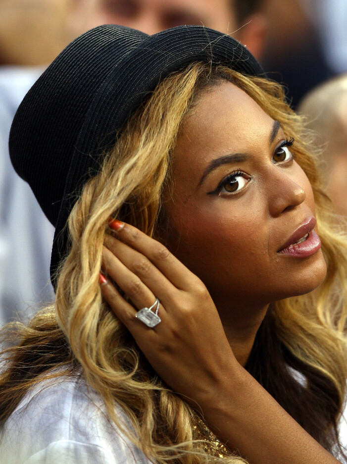 Beyoncés förlovningsring är idag värd upp mot 50 miljoner kronor (!) Foto: TT Närbild på Beyoncé i svart hatt och handen vid örat så man ser hennes enorma förlovningsring.