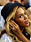 Närbild på Beyoncé i svart hatt och handen vid örat så man ser hennes enorma förlovningsring.