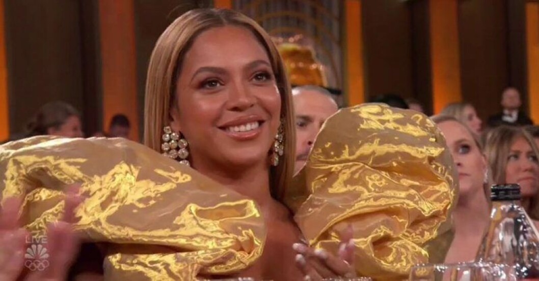 Beyoncé smög in på årets Golden Globe-gala 2020 men stal ändå showen i sin guldiga kreation. Beyoncé smög in på årets Golden Globe-gala 2020