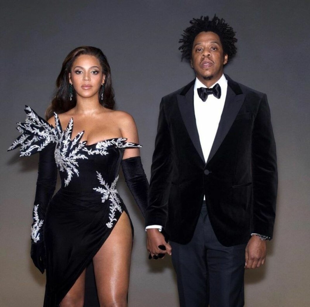 Power-paret Beyoncé och Jay Z. Beyoncé och Jay Z håller varandra i handen och tittar rakt fram