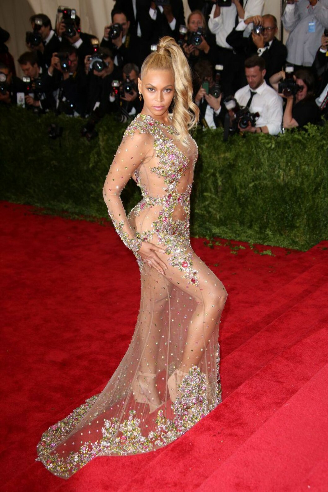 Foto: Matt Baron Beyonce i avslöjande klänning