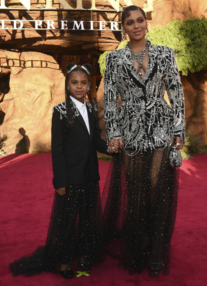 Beyonce och dottern Blue Ivy på filmpremiär i liknande kreationer. Beyonce matchar dottern Blue Ivy på röda mattan.